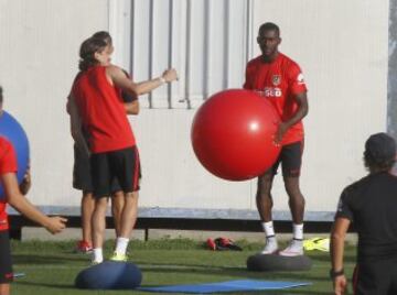 Jackson Martínez entrena con el Atlético de Madrid previo al Trofeo Ramón de Carranza en Cádiz, en el que se espera sea titular de cara al inicio de la Liga.