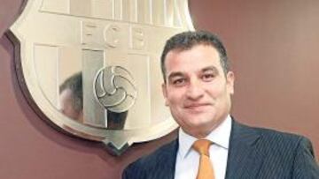 <b>SE FUE FRANQUESA. </b>El ya ex 'vice' posa bajo un escudo del Barça.