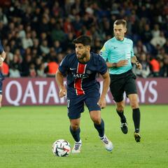 Paris Saint-Germain's Spanish forward #11 Marco Asensio (C) runs with the ball during the French L1 football match between Paris Saint-Germain (PSG) and Stade Brestois 29 (Brest) at The Parc des Princes Stadium, in Paris, on September 14, 2024. (Photo by GEOFFROY VAN DER HASSELT / AFP)