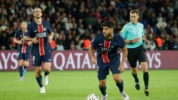 Paris Saint-Germain's Spanish forward #11 Marco Asensio (C) runs with the ball during the French L1 football match between Paris Saint-Germain (PSG) and Stade Brestois 29 (Brest) at The Parc des Princes Stadium, in Paris, on September 14, 2024. (Photo by GEOFFROY VAN DER HASSELT / AFP)
