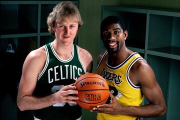 A pesar de protagonizar la rivalidad más electrizante de la década de 1980, el escolta/alero de los Celtics y 'Magic' se convirtieron amigos fuera de la pista. Incluso Bird fue uno de los jugadores que más apoyó a Johnson cuando este se retiró de la NBA tras dar positivo en VIH.
