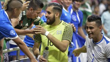 SAN03. SAN ANTONIO (TX, EE.UU.), 16/07/2017.- Darwin Ceren (d) y el arquero Derby Carrillo (c) de El Salvador saludan a fan&aacute;ticos hoy, domingo 16 de julio de 2017, luego de un partido de la Copa Oro entre Jamaica y El Salvador realizado en el estadio Alamodome en San Antonio (EE.UU.). EFE/DARREN ABATE