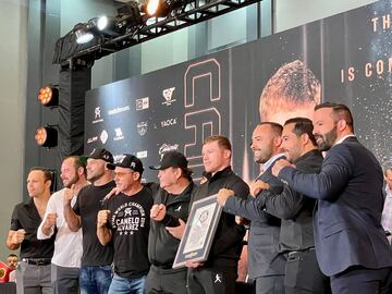 Canelo Álvarez recibe un Premio Guinness junto a sus hermanos