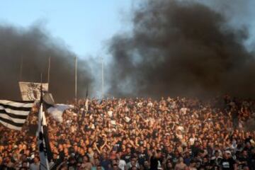 Football Soccer Serbia - Partizan Belgrade v Red Star Belgrade - Super liga - Partizan Belgrade Stadium, Belgrade, Serbia - 17/9/16 Partizan Belgrade's fans cheer during the match.