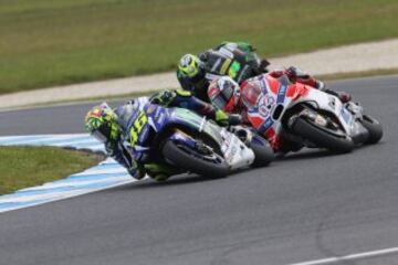 Valentino Rossi lidera la carrera.