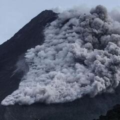 Captan el momento en el que un meteoro cae sobre un volcán de Indonesia