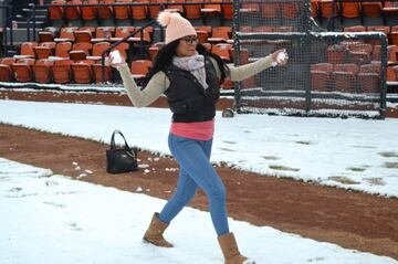 ¡Increible! La nieve cubre un campo de beisbol en México