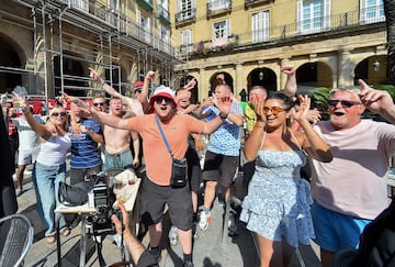 Bilbao ya acoge a los primeros aficionados del Tottenham y Manchester United, que disputarán la final de la Europa League en San Mamés. La ciudad vive un ambiente vibrante, con la final como protagonista en calles.