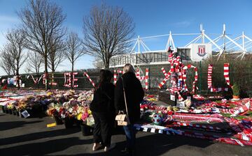 Fans pays last respects to the great Gordon Banks in Stoke