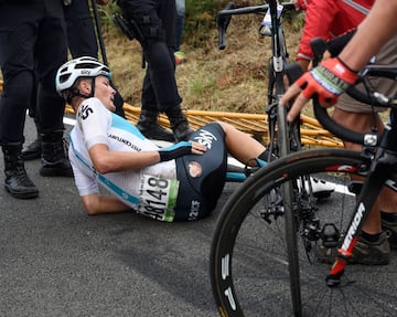 Accidente del ciclista holandés Dylan Van Baarle con un asistente tras cruzar la meta.