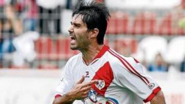 <b>IDENTIFICADO. </b>Aganzo señala el escudo del Rayo al celebrar su gol.