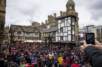 Un gran número de aficionados del Atlético de Madrid han dado color en el día de hoy a las calles de la ciudad inglesa a la espera del partido de cuartos de esta noche.