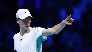 Jannik Sinner reacciona durante su partido contra Stefanos Tsitsipas en Turín.