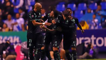 Jugadores de Santos festejan un gol en contra de Puebla.