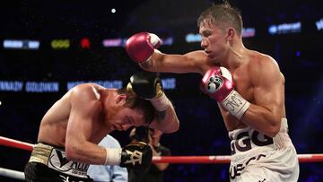 Golovkin lanza un golpe a Canelo durante su segundo combate.