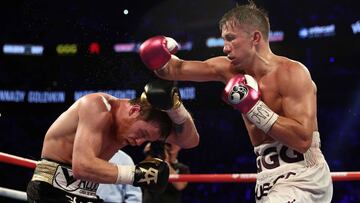 Golovkin lanza un golpe a Canelo durante su segundo combate.