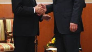 Bernie Ecclestone estrecha su mano con el Primer Ministro ruso, Vladimir Putin. 