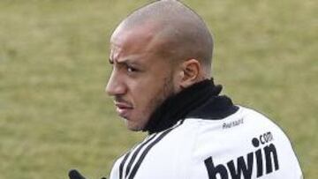 Julien Faubert, último fichaje del Real Madrid, conoció a sus nuevos compañeros y completó su primer entrenamiento como jugador madridista en la ciudad deportiva de Valdebebas, en una mañana en la que no trabajaron con el grupo Pepe, Arjen Robben ni los lesionados Metzelder, Guti y Parejo.