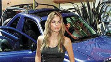 <b>LA MUJER DE LUIS FIGO APADRINÓ UN 4x4.</B> Land Rover presentó la serie especial KiteSurf de su todoterreno Freelander, que contó con un apadrinamiento muy especial: la modelo Helen Swedin, mujer de Luis Figo. Fue uno de los centros de atención de la jornada.