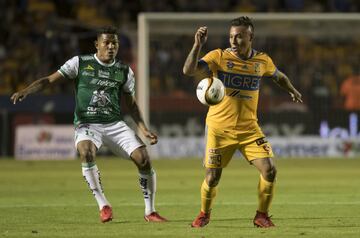 MEX05. MONTERREY (MÉXICO), 25/11/2017.- El jugador Eduardo Vargas (d) de Tigres disputa el balón con Alexander Mejía (i) de León hoy, sábado 25 de noviembre de 2017, durante el partido de vuelta de cuartos de final del Torneo Apertura 2017, entre los equipos de Tigres y León , celebrado en el estadio Universitario de la ciudad de Monterrey (México). EFE/Miguel Sierra.