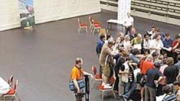 Para marearse, como Henry, con tantísimo periodista. Lo que es la fama: la marabunta a su lado y el pobre Saha, el del Manchester, con uno solo.