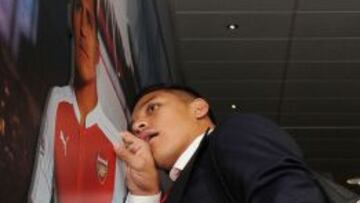Alexis Sánchez investiga su imagen en tamaño real.