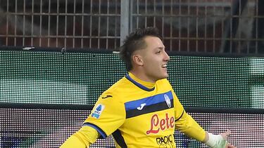 Como (Italy), 25/01/2025.- Atalanta's Mateo Retegui jubilates after scoring goal of 1 to 2 during the Italian Serie A soccer match between Como 1907 and BC Atalanta, in Como, Italy, 25 January 2025. (Italia) EFE/EPA/MATTEO BAZZI