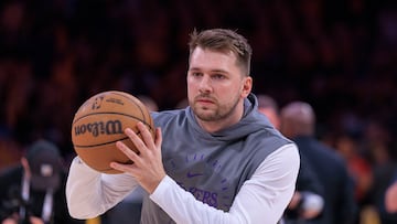AME9143. LOS ÁNGELES (ESTADOS UNIDOS), 10/02/2025.- Luka Doncic de los Lakers sostiene un balón este lunes, durante un partido de la NBA entre Los Angeles Lakers y Utah Jazz, en el estadio Crypto.com Arena en Los Ángeles (Estados Unidos). EFE/ Javier Rojas