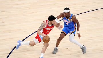 Scotty Pippen Jr., base de Memphis Grizzlies, ante Shai Gilgeous-Alexander, de Oklahoma City Thunder.