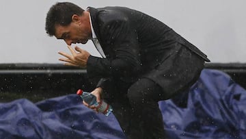 Futbol, Everton vs Colo Colo.
Decimotercera fecha, campeonato de Clausura 2016/17
El entrenador de Colo Colo Pablo Guede da instrucciones a sus jugadores durante el partido de primera division contra Everton en el estadio Sausalito en Viñ