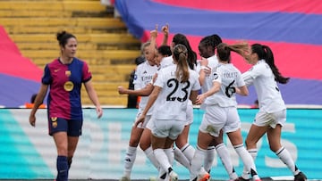 BARCELONA, 23/03/2025.- Las jugadoras del Real Madrid celebran el gol de Alba Redondo ante el FC Barcelona, durante el partido de Liga Femenina disputado este domingo en el Estadi Olímpic Lluís Companys. EFE/Enric Fontcuberta