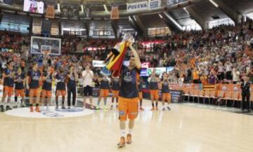 El equipo valenciano ganó su primer título europeo en 2003, fue la Copa ULEB. En su haber tiene tres Eurocup (antes llamada ULEB). En la foto, la última conquistada en 2010.

  















































































































































