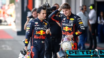 --MEXICO USE ONLY-- (L-R), Sergio Perez (N-11) of Mexico second place, Oracle Red Bull Racing RB18 and Max Verstappen (NED) 81) Oracle Red Bull Racing RB18 winner first placeduring race of the F1 Grand Prix of Azerbaijan at Baku City Circuit on June 12, 2022.
<br><br>
--SOLO PARA USO EN MEXICO-- (I-D), Sergio Perez (N-11) de Mexico segundo lugar y Max Verstappen (NED) 81) Oracle Red Bull Racing RB18 Ganador del Primer Lugar Oracle Red Bull Racing RB18 durante la carrera del Gran Premio de F1 de Azerbaiyan en el circuito de la ciudad de Baku, el 12 de junio de 2022.