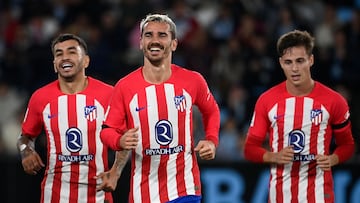 Griezmann celebra uno de sus goles junto a Correa y Riquelme.