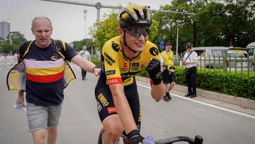 Olav Kooij celebra su victoria en la tercera etapa del Tour de Guangxi