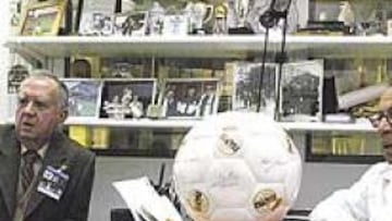 <b>PASAJEROS MADRIDISTAS. </b>Juan Antonio Cobos y Federico Cano relataron para AS sus mejores vivencias siguiendo al Real Madrid por todo el mundo.