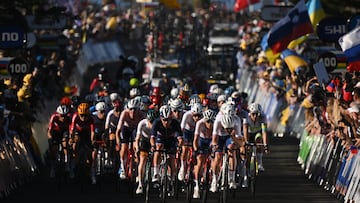 Wollongong (Australia), 25/09/2022.- The peloton during the Men's Elite Road Race of the 2022 UCI Road World Championships in Wollongong, south of Sydney, Australia, 25 September 2022. (Ciclismo) EFE/EPA/DEAN LEWINS AUSTRALIA AND NEW ZEALAND OUT
