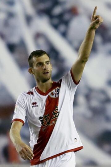 El delantero brasileño del Rayo Vallecano Leonardo Carrilho Baptistao celebra el gol marcado ante el Athletic, el primero del equipo, durante el partido correspondiente a la quinta jornada de Liga de Primera División que disputan en el estadio de Vallecas.