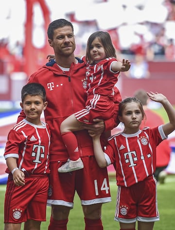 Xabi Alonso junto a sus hijos.