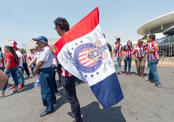 Calor, sol y pasión: el color de la afición en el Estadio Chivas