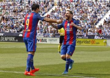 Messi celebra con Luis Suárez el 0-1.