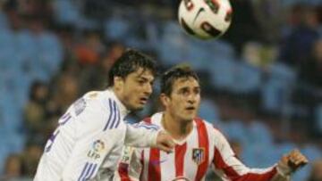 <b>CUMPLIÓ. </b>Koke, vigilado por Contini en La Romareda.