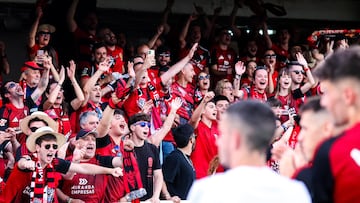 Numerosos aficionados rojillos arroparon al Mirandés en Cartagena.