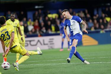 1-2. Gran combinación del Atlético. Ángel Correa toca para César Azpilicueta, éste asiste a Saúl Ñíguez en la frontal  del área y, con el interior del pie izquierdo, la pega raso y ajustado al palo para superar a Filip Jorgensen.