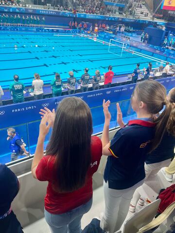 La Princesa Leonor y la Infanta Sofía aplauden a la selección española de waterpolo masculino. 