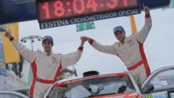 Cristian Garc&iacute;a (derecha) y Eduardo Gonz&aacute;lez en el p&oacute;dium del Rally Islas Canarias.