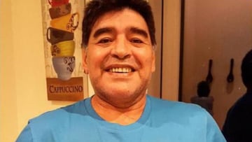 Diego Armando Maradona posa con una camiseta con la cara de Blatter y Platini con el lema "dos ladrones".