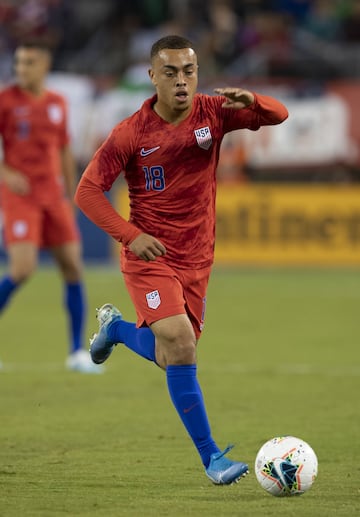 Estados Unidos continúa con representantes en el conteo y ahora aparece Sergiño Dest, quien a sus 20 años está tasado en 22 millones de dólares y juega para el FC Barcelona, uno de los clubes más importantes del planeta. De padres estadounidense y madre neerlandesa, Dest nació en Almere y ahí se desarrolló como futbolista hasta que llegó al Ajax en 2016.