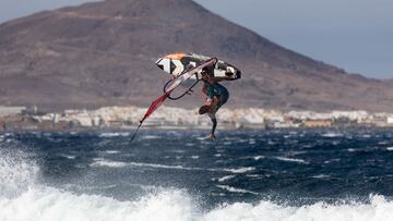 La windsurfista canaria Daida Ruano saltando con su tabla y vela de windsurf en la playa de Pozo Izquierdo (Gran Canaria) durante la prueba de la PWA el 17 de julio del 2022. 