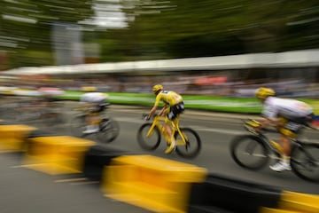 Así fue la última etapa del Tour: El paseo por París